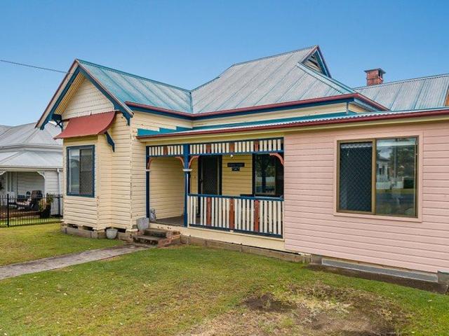 Sunshine Cottage Circa 1890 Five Bedrooms, Timeless Character & Priced to Sell!