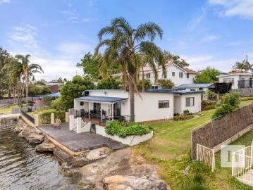 Sunshine, Serenity And Sparkling Waterfront Views With Approved 30M Jetty