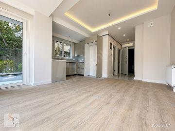 SUADİYE'DE SIFIR B.CADDESİNE VE MARMARAY YAKIN BALKONLU 1+1