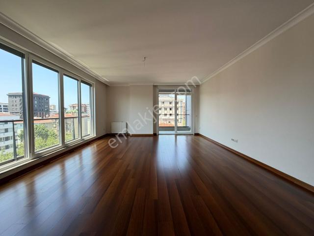 Suadiye Ayşeçavuş Caddesi 45m2 Salonlu 4+1 Geniş Ultra Lüks