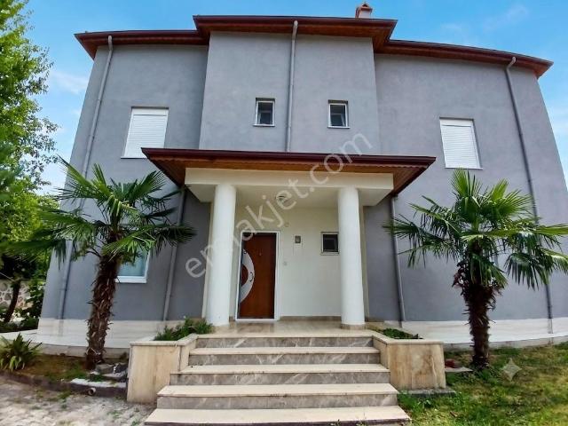 Suadiye Konakları'nda Havuzlu Satılık 5+1 Müstakil Villa