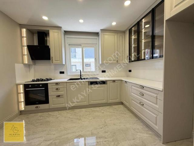 Suadiye Sahil'de Satılık 3+1 Daire: 95m² Net, Kapalı Otoparklı
