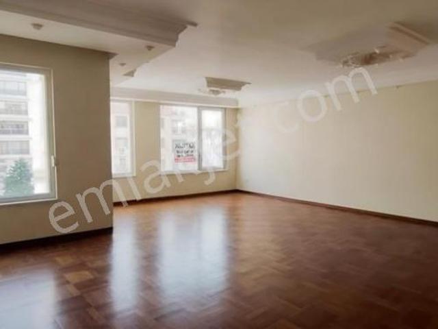 Suadiye'de 5+1 Kiralık Daire
