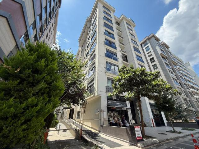 Suadiye'de Cadde'ye Yakın Yeni Binada Balkonlu 85 M2 Net 3+1