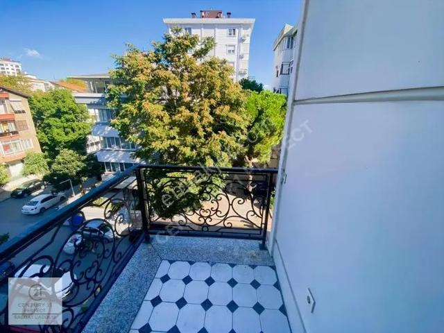 Suadiye'de Katta Tek Daire: 127m², 2+1, Ebeveyn Banyolu, Balkonl