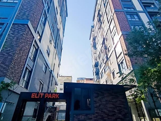 Suadiye'de Havuzlu ve Güvenlikli Sitede Kiralık Daire
