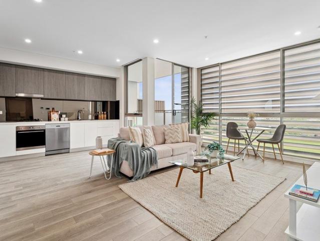 Sub Penthouse in Prestigious Complex with Low Strata