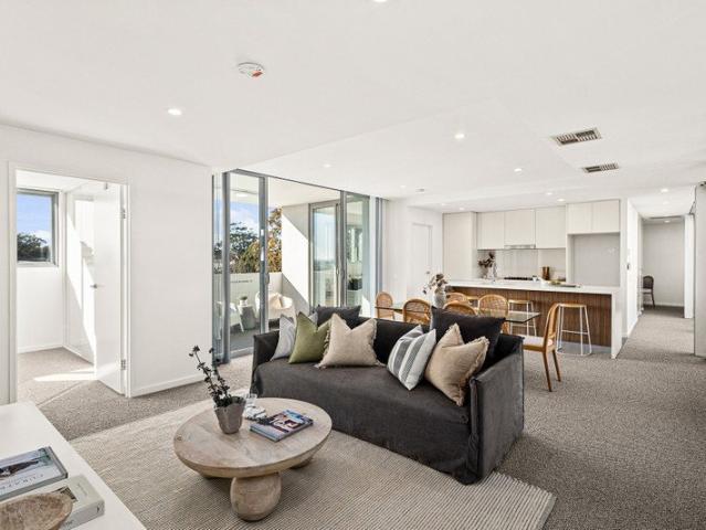 Sub Penthouse Living with Panoramic City & Bay Views