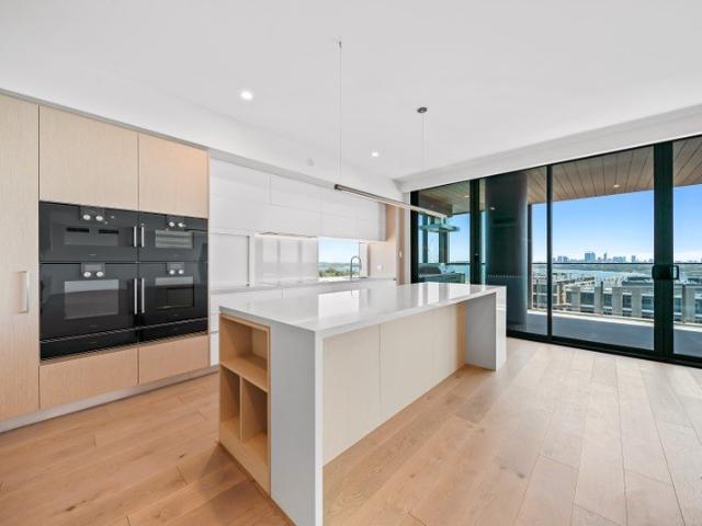 Sub penthouse with amazing views, top quality appliances & finishes