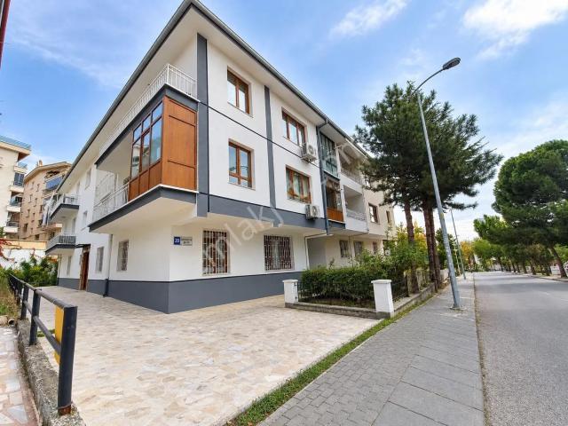Subayevlerinde Geniş Bahçeli Satılık 2+1 Masrafsız Daire