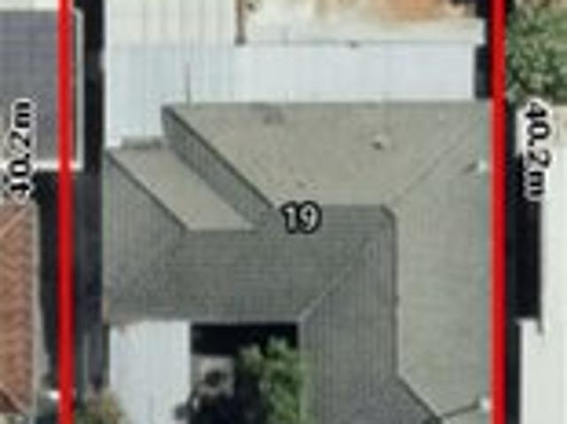 SUBDIVIDE/BUILD/SELL OR SPACIOUS DREAM HOME?