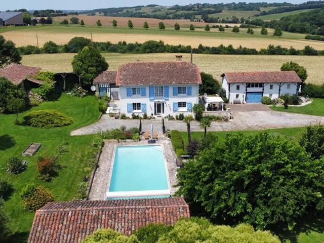 Sublime Propriété avec gîte et piscine