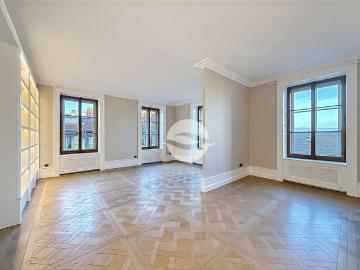 Sublime renovated 6 room apartment in Old Town