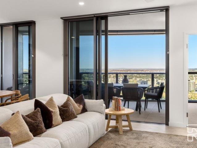 Sublime skyhome with stellar city and river views