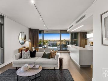 Sublime three bed apartment with parkland views
