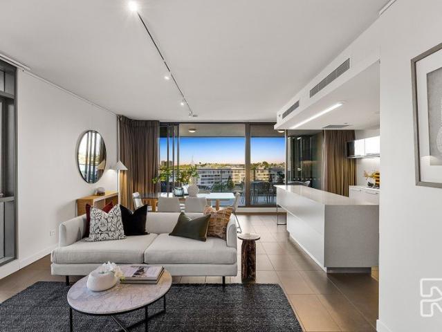 Sublime three bed apartment with parkland views