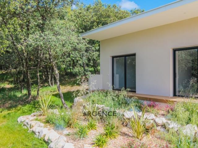 SUBLIME VILLA NEUVE DE PLAIN PIED SUR 2 000 M² DE TERRAIN BOISE