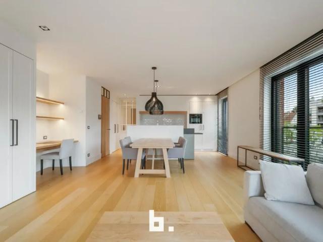 Subliem bemeubeld appartement met zicht op de Leie