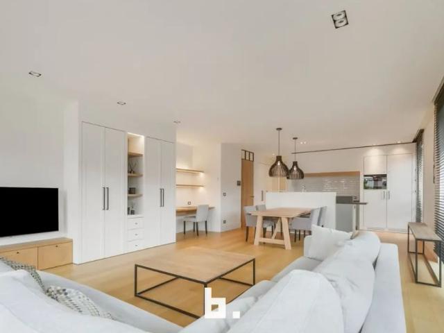 Subliem bemeubeld appartement met zicht op de Leie