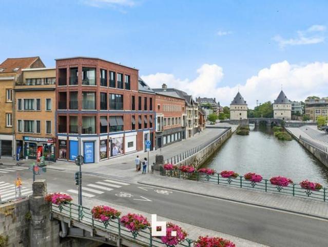 Subliem bemeubeld appartement met zicht op de Leie