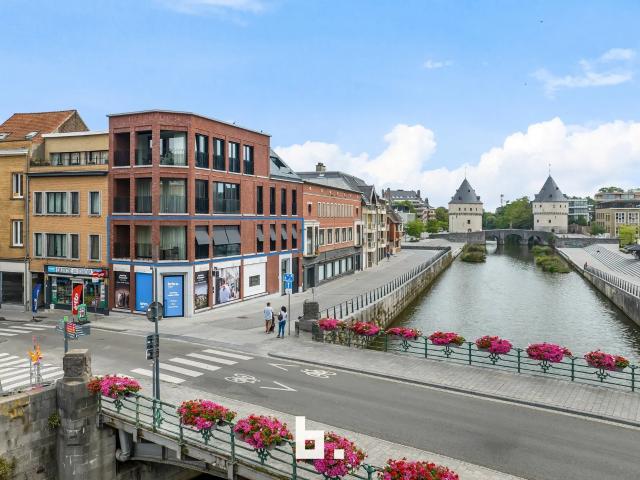 Subliem bemeubeld appartement met zicht op de Leie