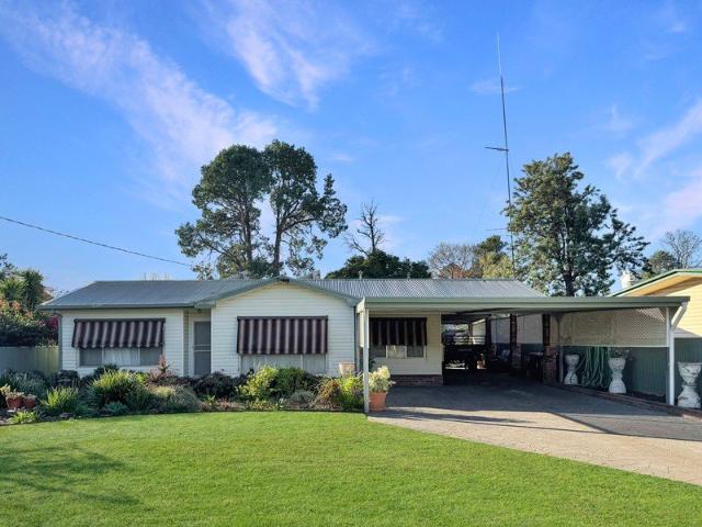 Substantial 4 Bedroom or 3+ Study Home, Ideal for Entertaining