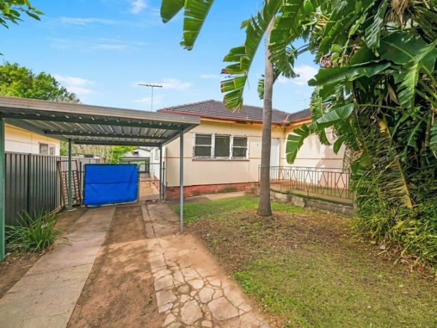 Substantial 702sqm parcel presents a knockdown rebuild opportunity