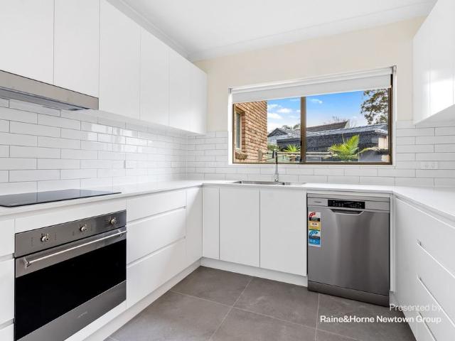 Substantial 3 bed townhouse in desirable waterside complex