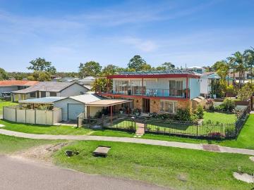 Substantial family home close to local school