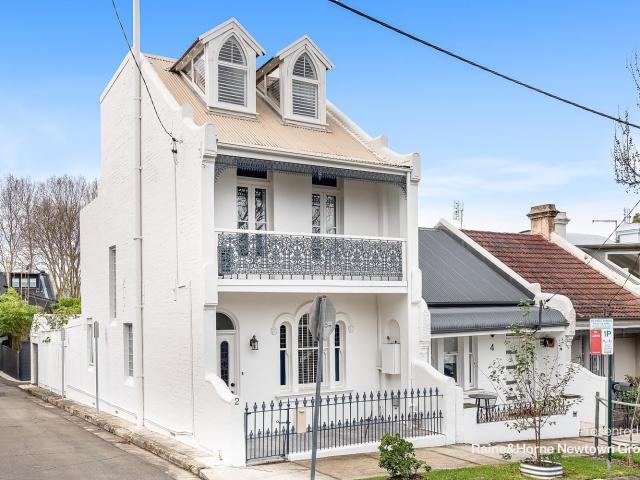 Substantial free standing 3 bed terrace with impressive space & quality