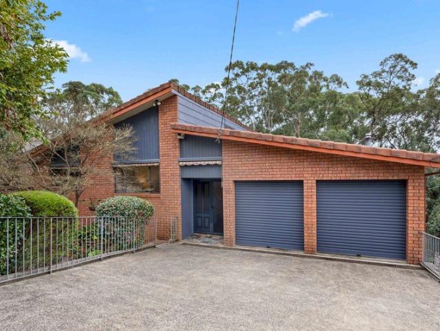 Substantial in scale, spectacular in outlook with level lawns