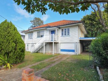Substantial post war home on a flat 845m2 block