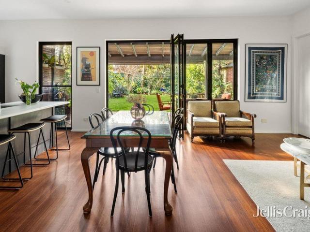 Substantial & secluded family haven metres to Royal Park