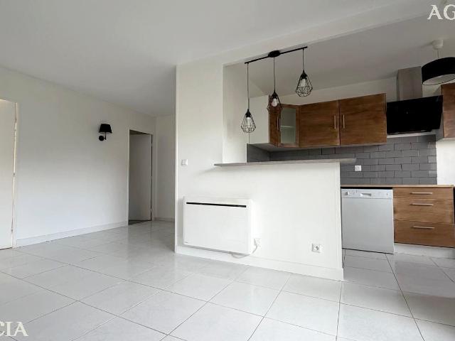 Brie Comte Robert  Terrasse, verdure, 2 parkings · 49 m² ·. 49m² Brie Comte Robert