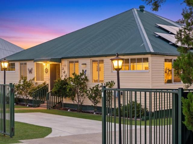 SUCH A WELL LOCATED, COMFORTABLE HOME, THIS ONE HAS IT ALL