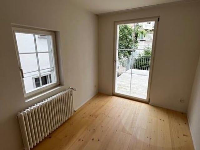 Suche Nachmieter /in in modern renovierte, historische 2.5 Zimmer Wohnung mit grosser Terrasse