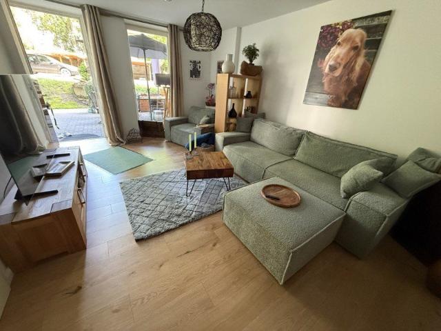 Suchen Nachmieter zum Juli! Kleines Apartment mit großer Terrasse! Bad mit Du! Separater Eingang!