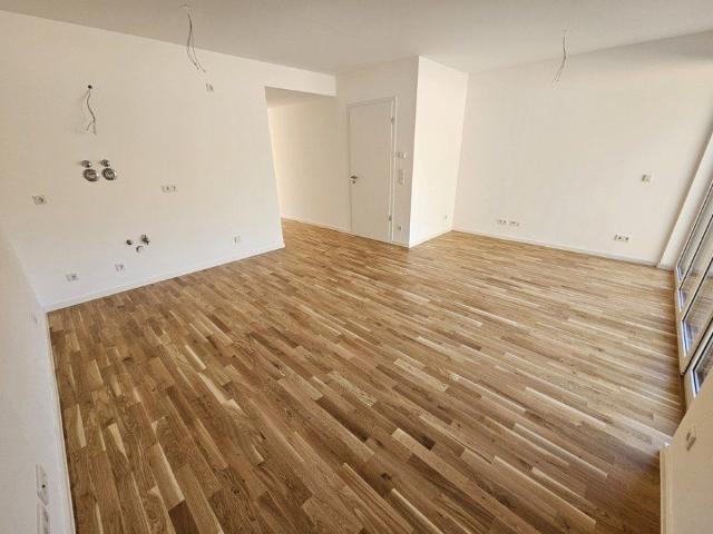 Maisonettewohnung direkt am Hasselbachplatz inkl. 2 Zimmer + EBK+Bad mit Wanne+Gäste WC+Laminat!