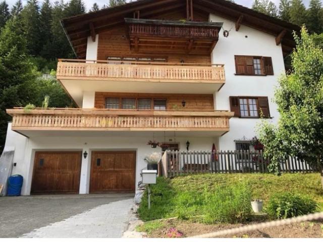 Süd Balkon mit herrlicher Bergsicht Gemütliches Dachgeschoss, Parkplatz inklusive, nah am Crestasee. Zweitwohnsitz möglich