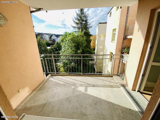 Süd Balkon! 2 Raum Wohnung mit Dusche, Aufzug im Haus und Tiefgarage!