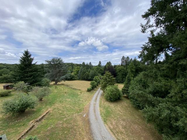 Sud Nièvre, au coeur du parc du Morvan, cette grande maison. 274m² Luzy