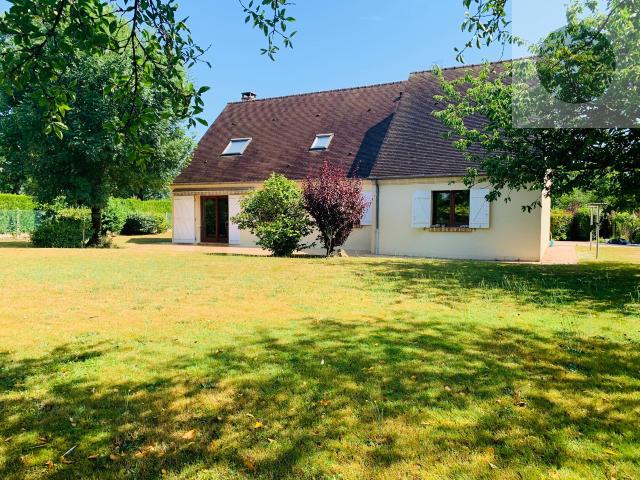 Sud Seine et Marne. Bourg tous commerces belle Traditionnelle sur 2000 m2 environ