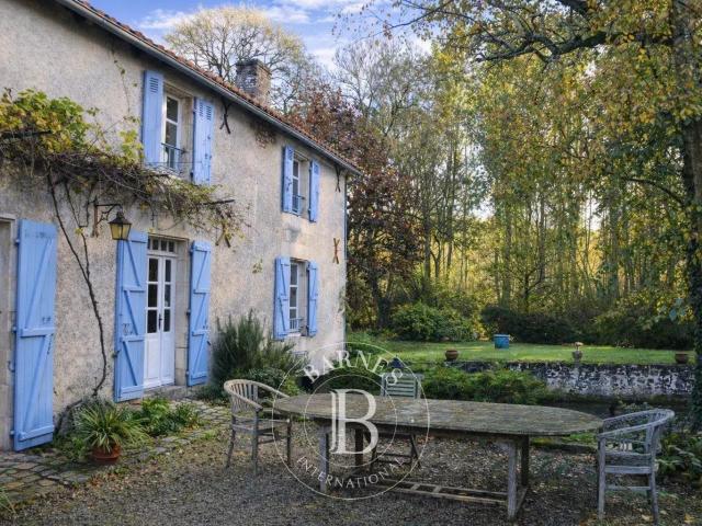 Sud Poitiers Maison de campagne Dépendances Terrain de. 325m² Poitiers