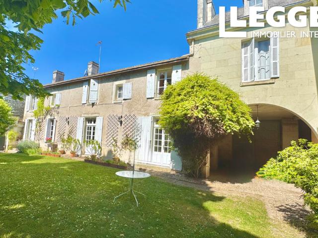 Sud Val de Loire maison ancienne avec parc arboré de 8000 m² au cœur d'un village avec commerces à proximité