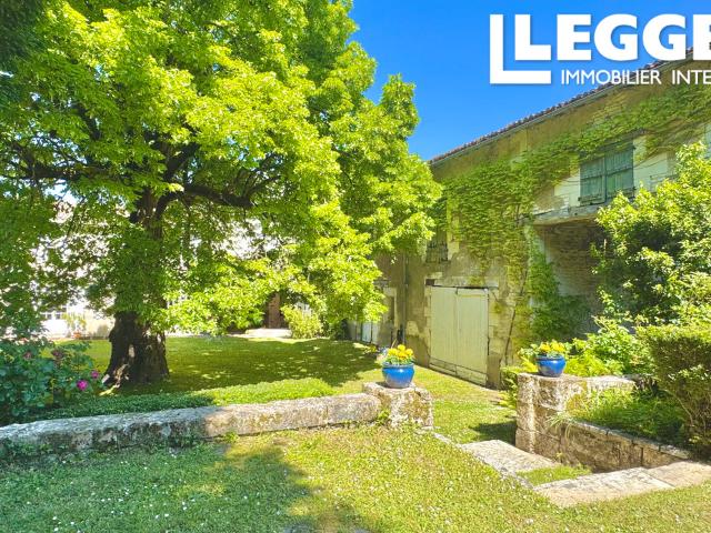 Sud Val de Loire maison ancienne avec parc arboré de 8000 m² au cœur d'un village avec commerces à proximité