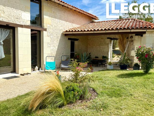 Sud Val de Loire: maison en pierre, dépendances, 3 chambres dont 1 de plain pied, terrain clos de 3 300 m²