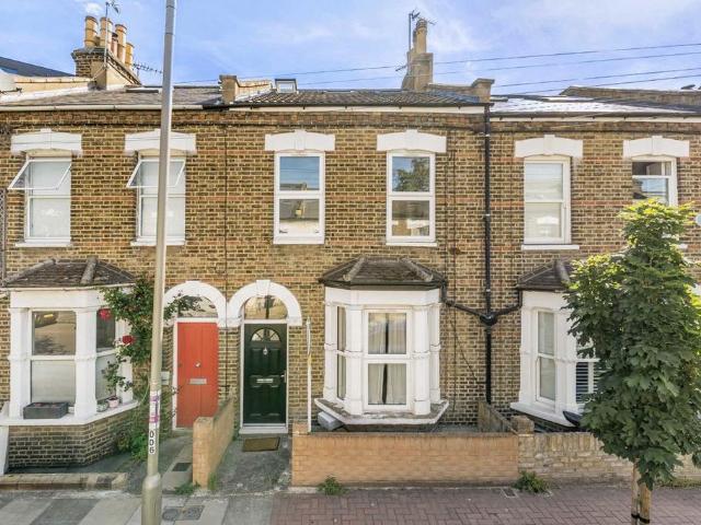 Sudlow Road, London SW18 4 bed terraced house to rent £4,650 pcm £1,073 pw