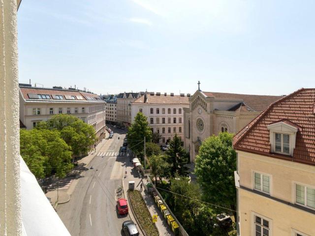 Südseitiger Altbau mit schönem Ausblick! Sanierungsbedürftige 3,5 Zimmer Wohnung im 3. Stock