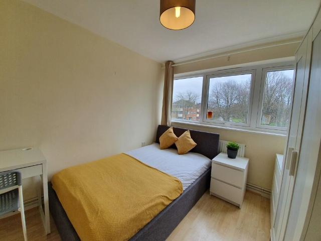 Suffolk Square 1 bed in a house share to rent £515 pcm £119 pw