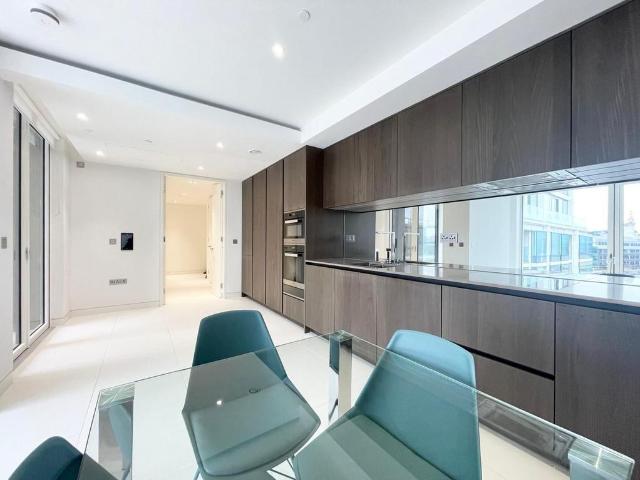 Sugar Quay, London EC3R 2 bed flat to rent £5,200 pcm £1,200 pw